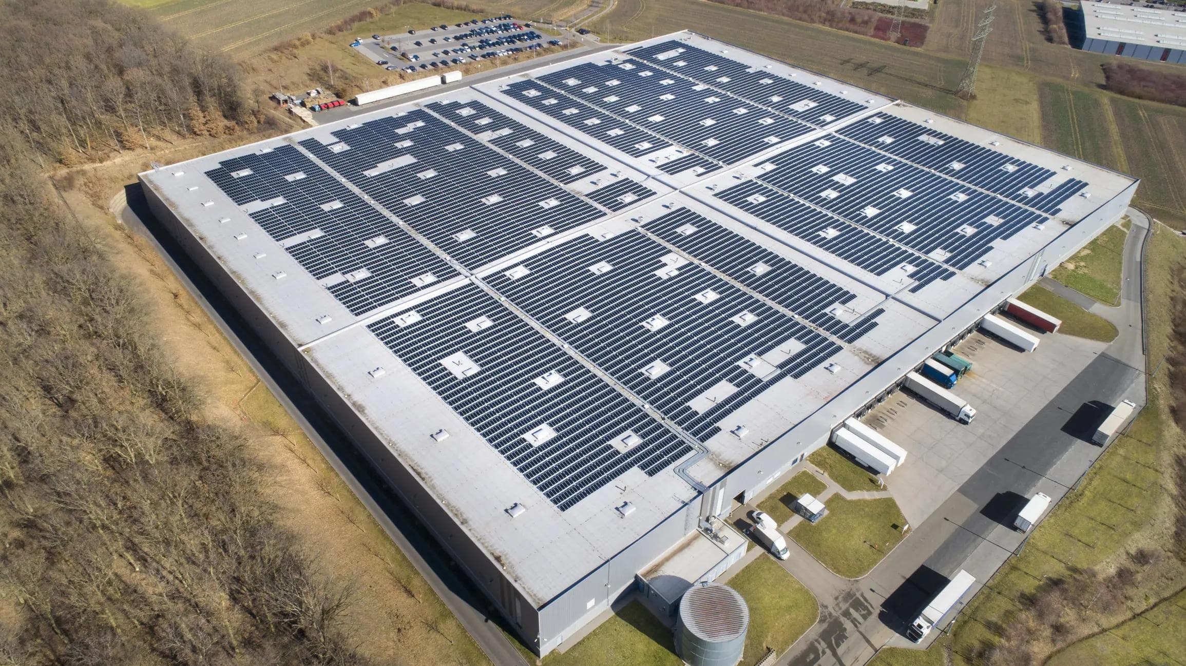 Fábrica industrial impulsada por energía solar