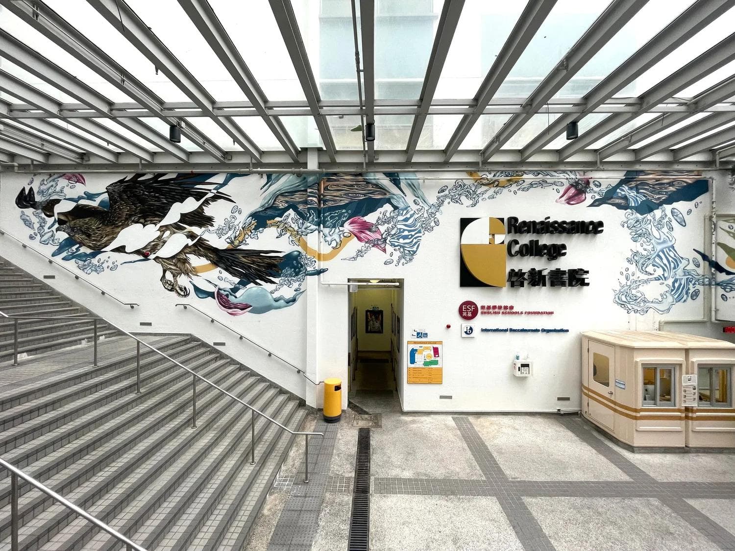 Un mural de grafiti en la entrada de una escuela